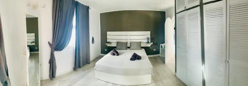 Azzurro house في كوتيو: غرفة نوم بسرير في غرفة ذات ستائر زرقاء