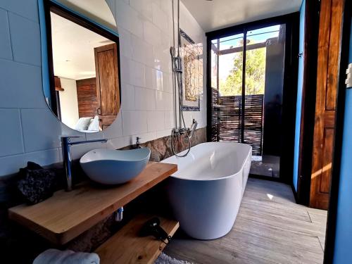 baño con bañera grande y lavamanos en Reset Elqui, en Alcoguaz