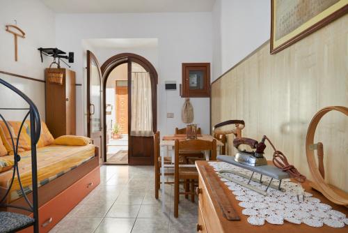 a room with a bed and a table and a dining room at La Casa del Sarto in Sperlinga