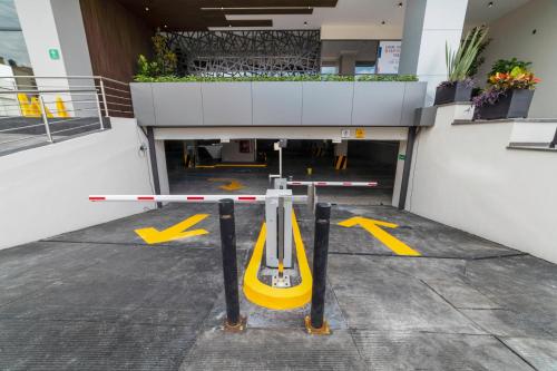 a parking lot in a building with yellow arrows at TH HOTEL & VIVIENDA in Tepatitlán de Morelos