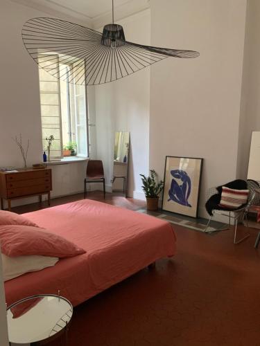 マルセイユにあるLibertéのベッドルーム1室(赤毛布付きの大型ベッド1台付)