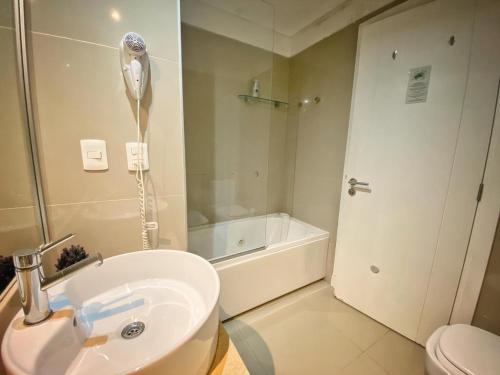 a bathroom with a sink and a toilet and a shower at Green Park 2 Ambientes con Balcón Vista Bosque o Laguna con Parrillero in Punta del Este