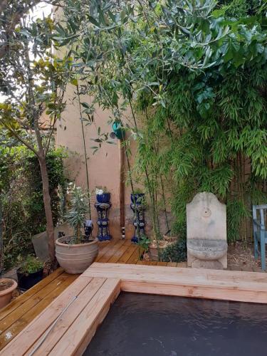Κήπος έξω από το Le Belvédère - Chambres d'hôtes de charme et Restaurant