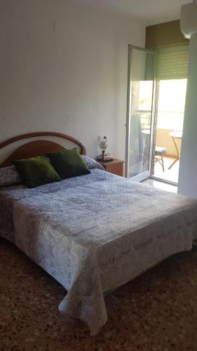 A bed or beds in a room at Apartamento en Campello a 250m de la playa