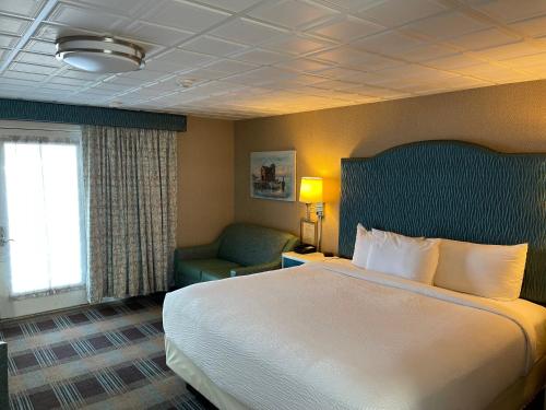 Кровать или кровати в номере King's Port Inn