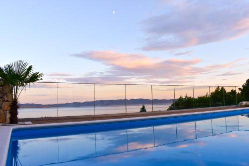 Bazén v ubytování Seaview pool apartment-Lumière, Island Hvar-Gdinj nebo v jeho okolí