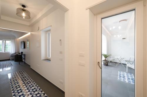un pasillo con una puerta que conduce a un comedor en Akyra suites, en Sorrento