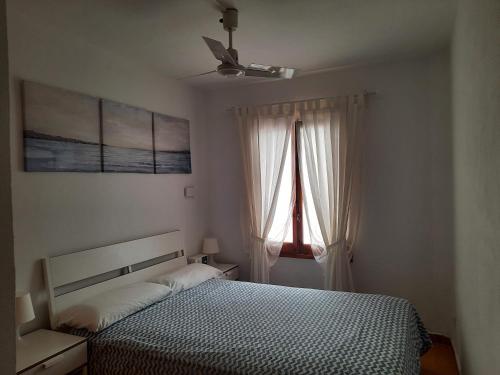 um quarto com uma cama e uma janela em Apartamento en Arenal a 5 minutos de la playa em Arenal d'en Castell