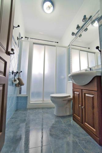 a bathroom with a sink and a toilet at La Madroñala in El Gastor