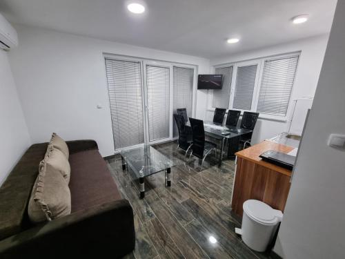 a living room with a couch and a desk at Apartmani SIMIC Lux Srebrno Jezero in Kisiljevo