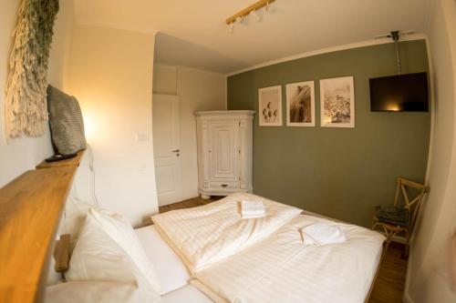 a small room with a bed in the corner at Zum Heuerling Tenne in Versmold
