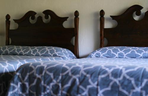 two beds sitting next to each other in a bedroom at Posada La Presa in Tepoztlán