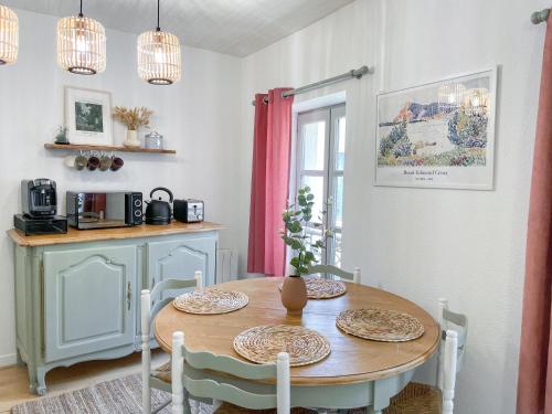 une salle à manger avec une table et des chaises et une cuisine dans l'établissement Appartement lumineux 1 chambre hypercentre Place St Jean, à Valence