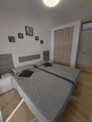 Dos camas sentadas en una habitación con en Viva Sky Benidorm, en Benidorm