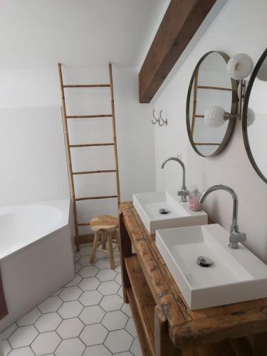 une salle de bain avec deux lavabos et un miroir dans l'établissement Charmante maison basque. Idéale famille & enfants, à Anhaux