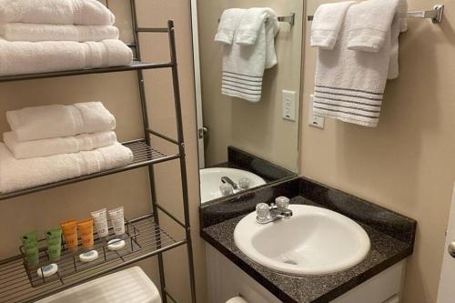 Bathroom sa Charming townhouse ideally situated in Winder, GA