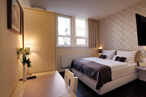 ein Hotelzimmer mit einem Bett und einem Fenster in der Unterkunft List Five - Your British Guesthouse in Stuttgart