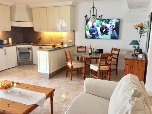 uma cozinha e sala de estar com mesa e cadeiras em Aquamar em Patalavaca