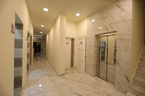 Vonios kambarys apgyvendinimo įstaigoje Sur Inn Hotel Apartments صور ان للشقق الفندقية
