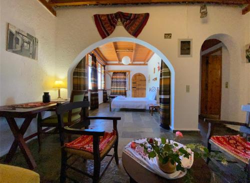 sala de estar con cama, mesa y sillas en Villa Kamari-Cretan style apartment, en Kritsá