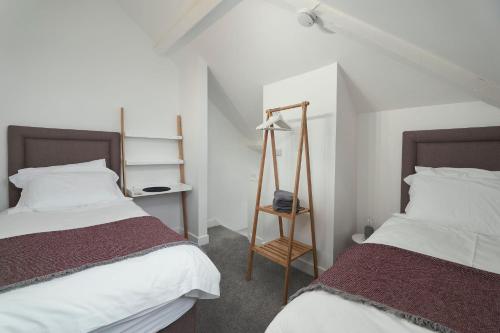 Tempat tidur dalam kamar di The Loft - The Cottages at Blackadon Farm