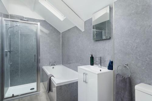 Bilik mandi di The Sett - The Cottages at Blackadon Farm