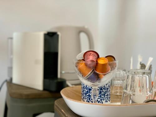 un bol de fruta sentado en un mostrador en una cocina en TANG Home-Bordeaux Hyper Centre, en Burdeos