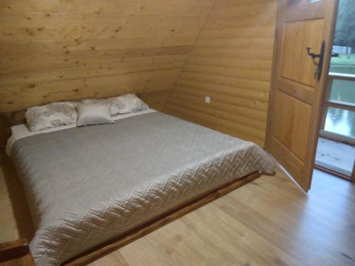 Ein Bett oder Betten in einem Zimmer der Unterkunft Imanje Izgubljena Dolina