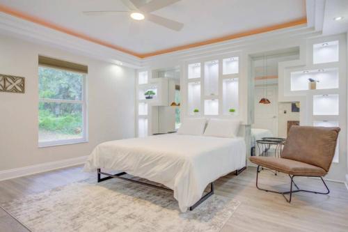 Hot Tub, Breakfast, Game Room, & Close to Beaches في نورث بورت: غرفة نوم بيضاء بسرير وكرسي