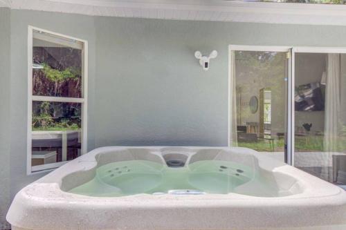 een groot bad in een kamer met: bij Hot Tub, Breakfast, Game Room, & Close to Beaches in North Port