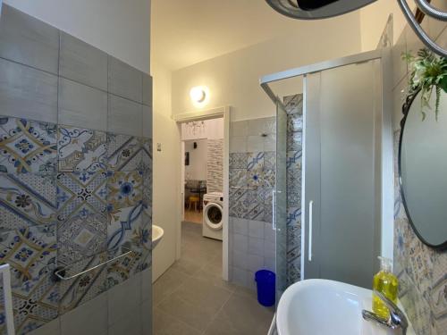 La salle de bains est pourvue d'une douche et d'un lavabo. dans l'établissement casa turro, à Milan