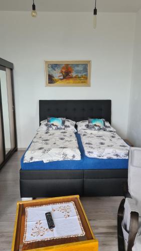 - une chambre avec 2 lits et un plateau à l'étage dans l'établissement APARTMENT Neu-Schmecks, à Nový Smokovec