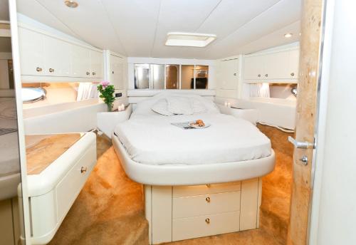 A bed or beds in a room at Sunseeker Renegade 60 Ft