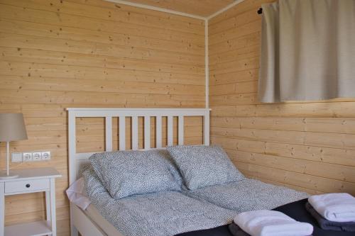 ArabaerにあるHólmasel Riverside Cabin 2の木製の壁のベッドルーム1室
