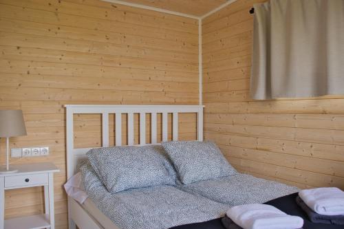 Un pat sau paturi într-o cameră la Hólmasel Riverside Cabin 2