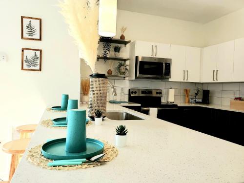 THE PARADISE PLACE! ENTIRE 1 BDRM APT W/ BALCONY!