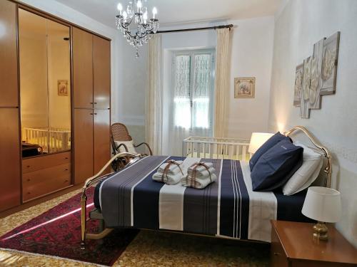 Ένα ή περισσότερα κρεβάτια σε δωμάτιο στο "Lemon Tree House" with garage for MTB