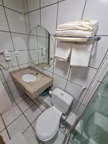 Conforto e Aventura Flat Lençois Barreirinhas في باريرينهاس: حمام مع مرحاض ومغسلة ومرآة