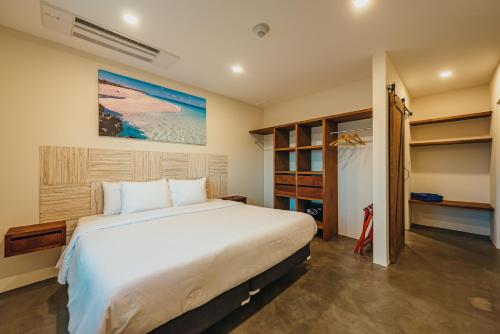 een slaapkamer met een groot bed en een kast bij Lux Villa's by GG in Palm-Eagle Beach