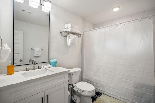 Un baño de Universal Apartment at East Downtown