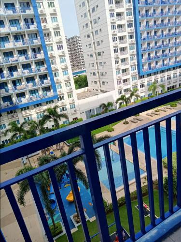 馬尼拉的住宿－SEA RESIDENCES F，阳台享有风景。
