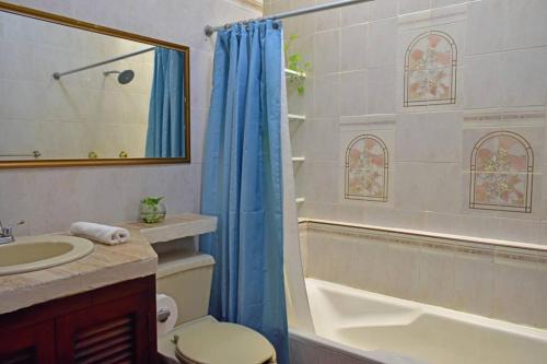 uma casa de banho com um chuveiro, um WC e um lavatório. em Casa Aramara em Puerto Vallarta