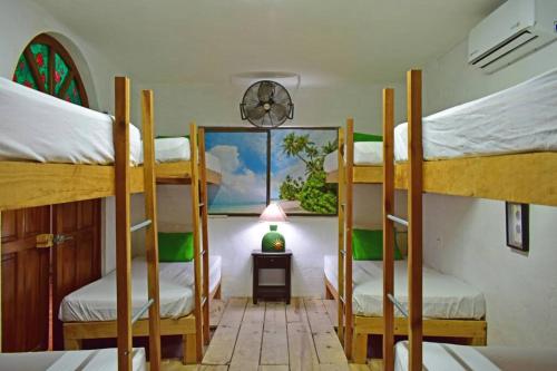 מיטה או מיטות קומותיים בחדר ב-Casa Aramara