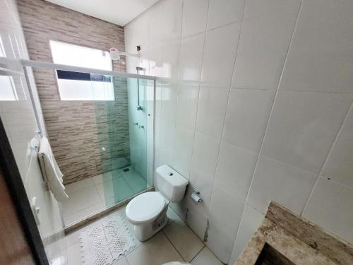 Ένα μπάνιο στο Duplex em Guarapari com piscina privativa!