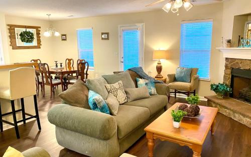 溫德的住宿－Spacious & comfy home in ultra-convenient location，客厅配有沙发和桌子