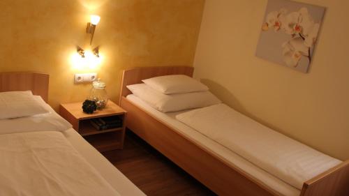 Ένα ή περισσότερα κρεβάτια σε δωμάτιο στο Krämerwirt Hotel-Gasthof