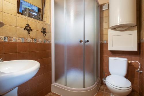 La salle de bains est pourvue d'une douche, de toilettes et d'un lavabo. dans l'établissement Chalupa Juraj Terchová, à Terchová