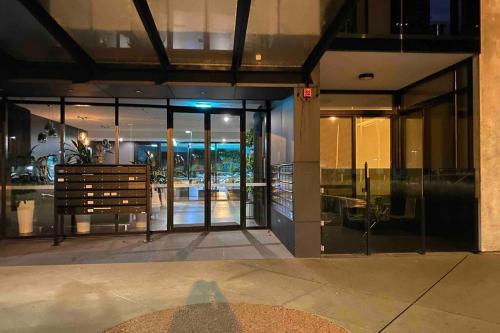 Gambar di galeri bagi Luxe 2BR Executive Apartment Kingston Pool Parking WiFi BBQ Wine di Kingston