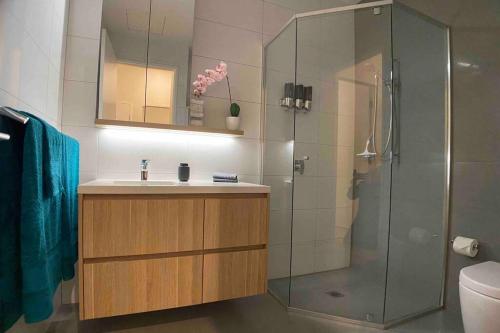 Bilik mandi di Luxe 2BR Executive Apartment Kingston Pool Parking WiFi BBQ Wine
