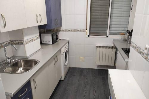 Kuchyň nebo kuchyňský kout v ubytování Alojaguay MENORCA - ESTRÉNALO A UN PASO DEL CENTRO